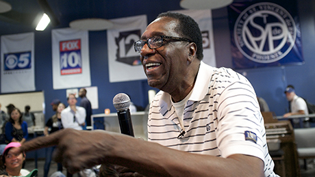 Meadowlark Lemon speaks at SVdP Phoenix dining room.