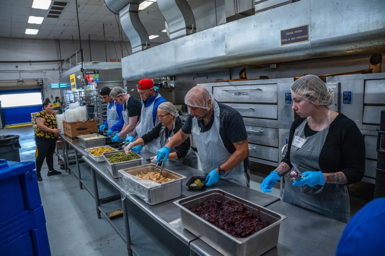 Volunteers meal platting 